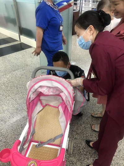 圖片1.png“真情服務(wù)”是讓旅客更加安心、放心、舒心的出行。行查室作為部門(mén)進(jìn)港服務(wù)的最后一個(gè)環(huán)節(jié)，在日常工作中也很注重服務(wù)細(xì)節(jié)。6月10日，行查室工作人員幫助旅客打開(kāi)嬰兒車(chē)，為她排憂解難。.png