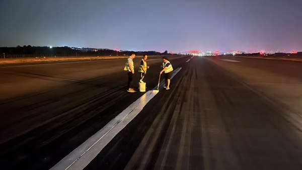 深夜，航班結(jié)束后，工作人員對(duì)跑道中心線進(jìn)行復(fù)新_副本.jpg